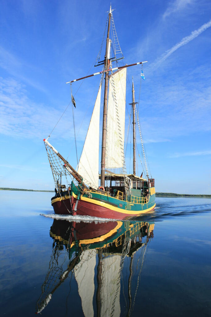 Die MS Reudnitz unter Segeln
